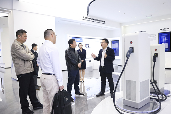 鉴黑担保网官网股份副董事长、总裁刘作斌向福船集团副总经理李振均一行介绍公司充电产品.jpg